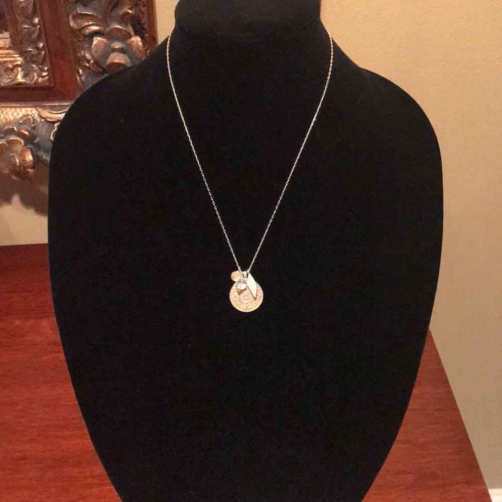 Stella and dot gold pendant necklace